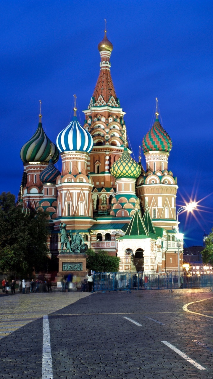 Weißes Und Braunes Betongebäude Während Der Nacht. Wallpaper in 720x1280 Resolution