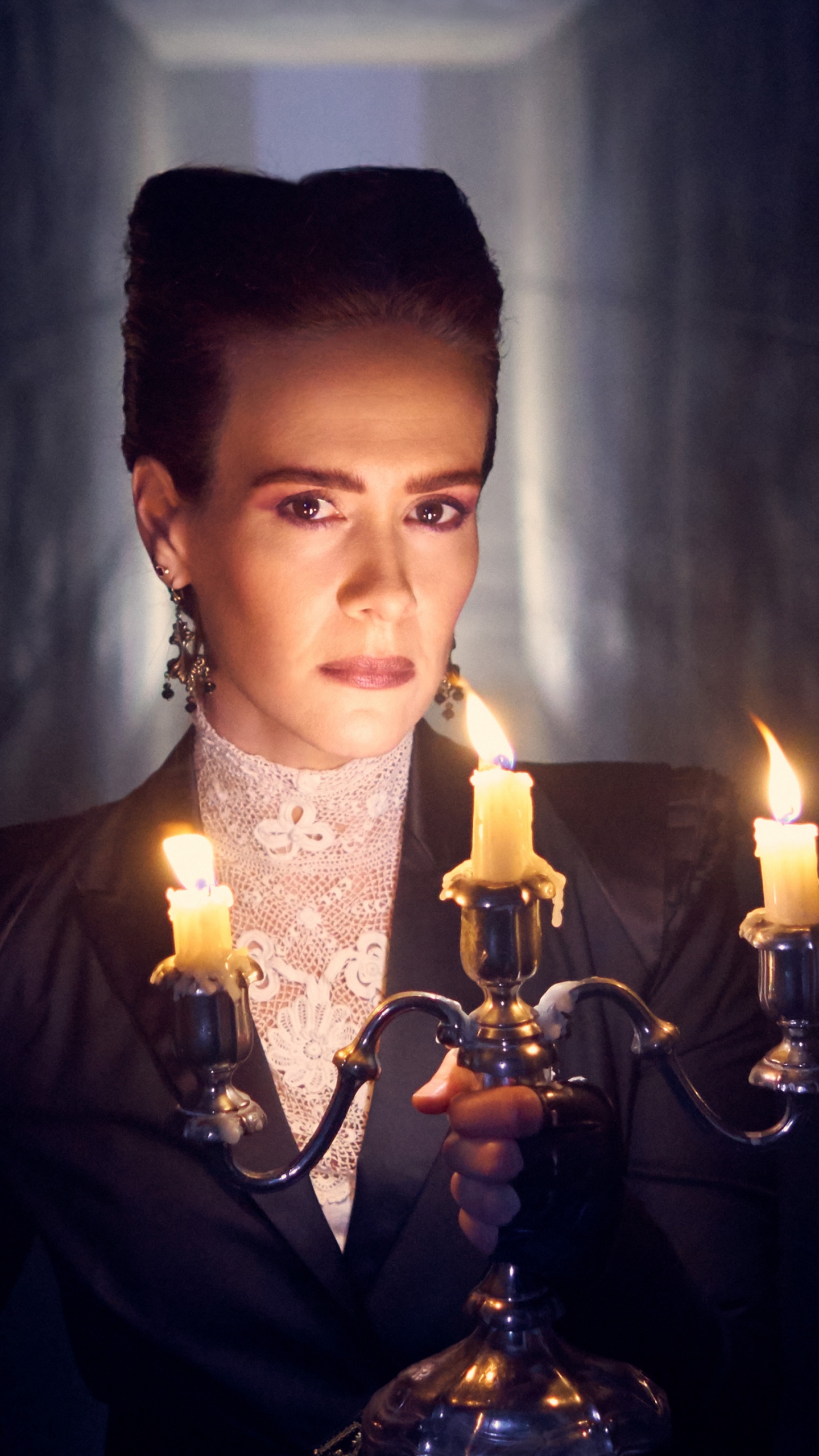 Hombre de Traje Negro Chaqueta de Pie Junto a la Cachimba de Latón. Wallpaper in 1440x2560 Resolution