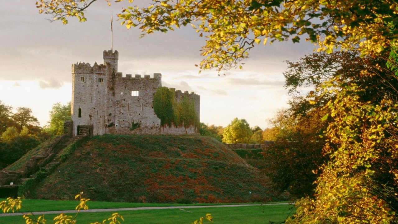 Château de Béton Gris Sur Terrain D'herbe Verte. Wallpaper in 1280x720 Resolution