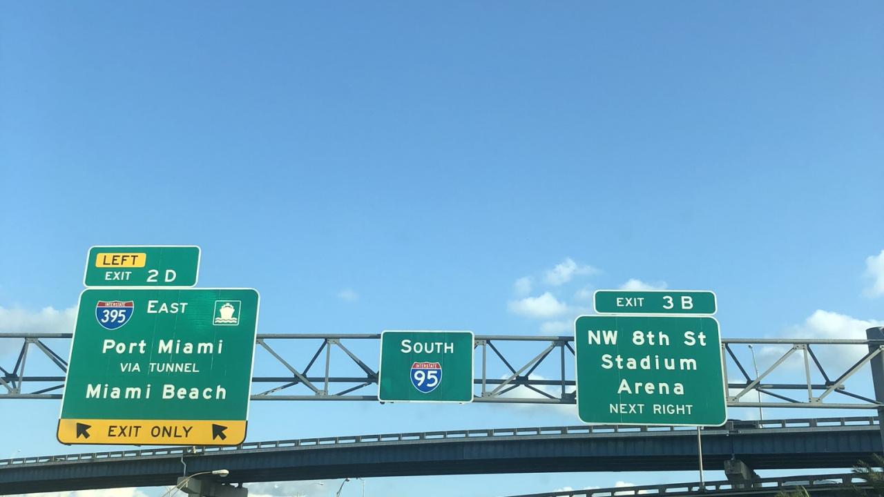 La Señal de Tráfico, Transporte, Carretera, la Superficie de la Carretera, Infraestructura. Wallpaper in 1280x720 Resolution