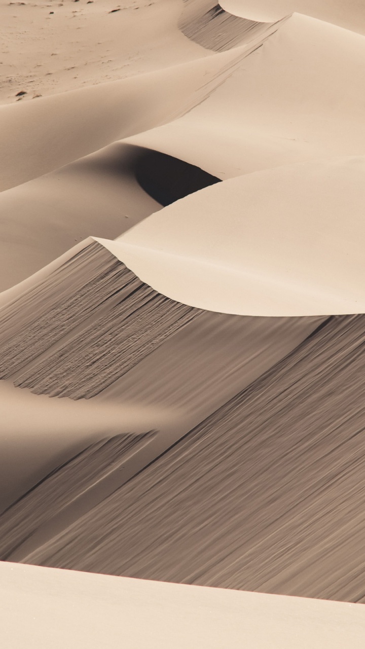 Table en Bois Marron Avec Nappe Blanche. Wallpaper in 720x1280 Resolution