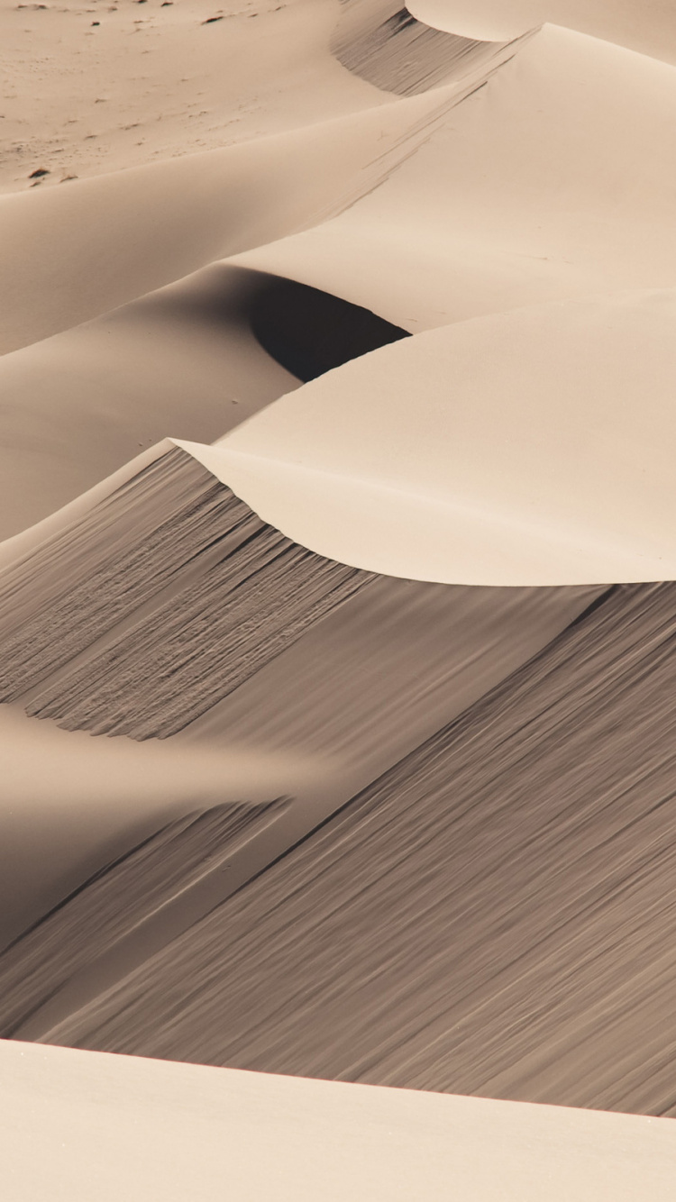 Table en Bois Marron Avec Nappe Blanche. Wallpaper in 750x1334 Resolution