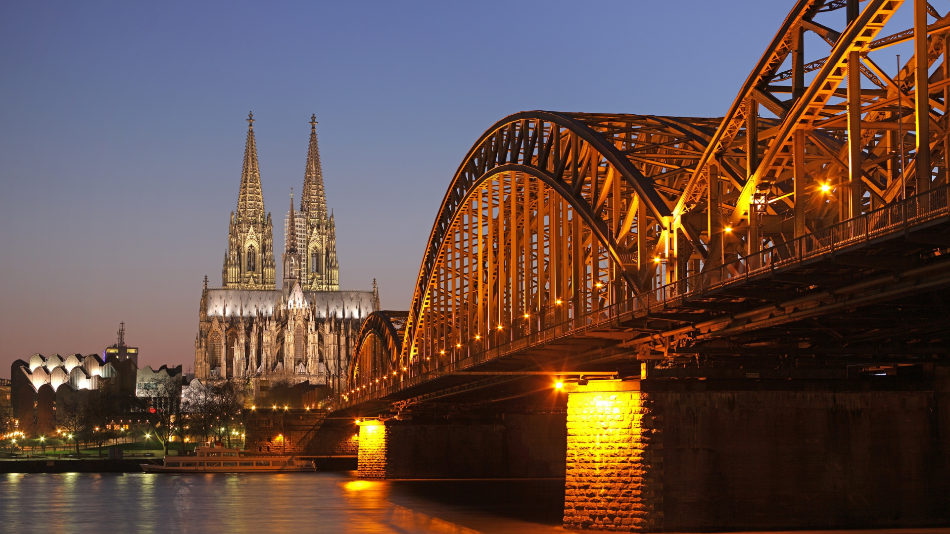 Brücke Über Den Fluss Während Der Nacht. Wallpaper in 1920x1080 Resolution