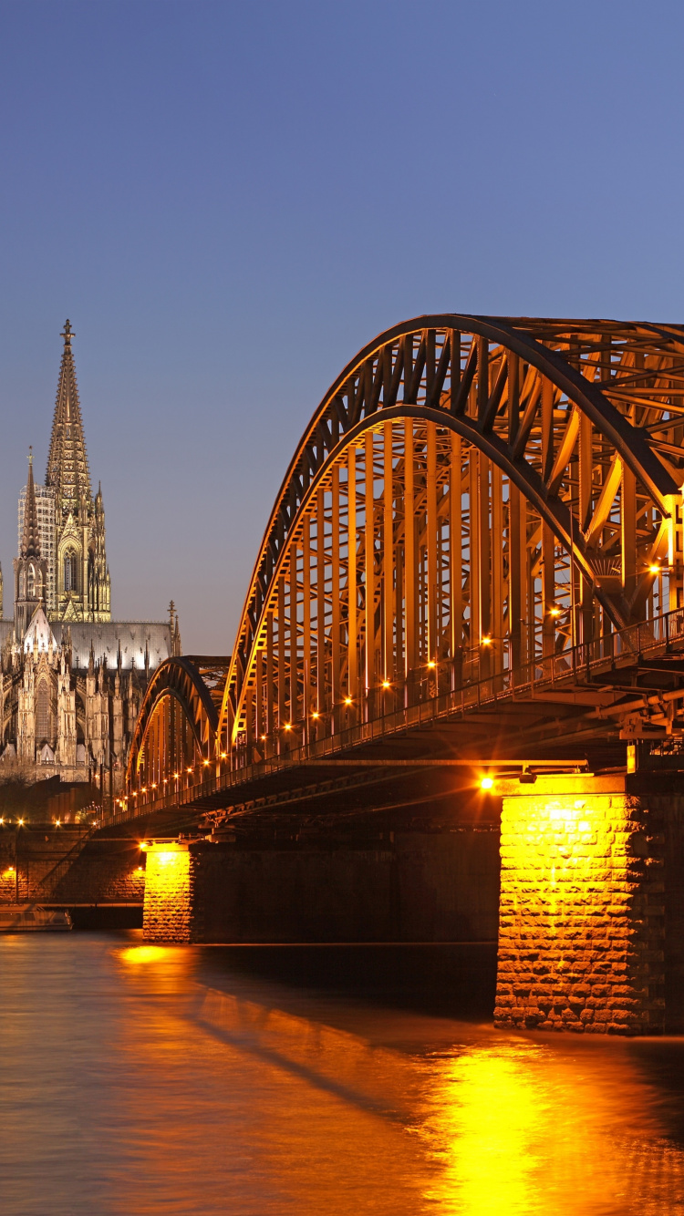 Brücke Über Den Fluss Während Der Nacht. Wallpaper in 750x1334 Resolution