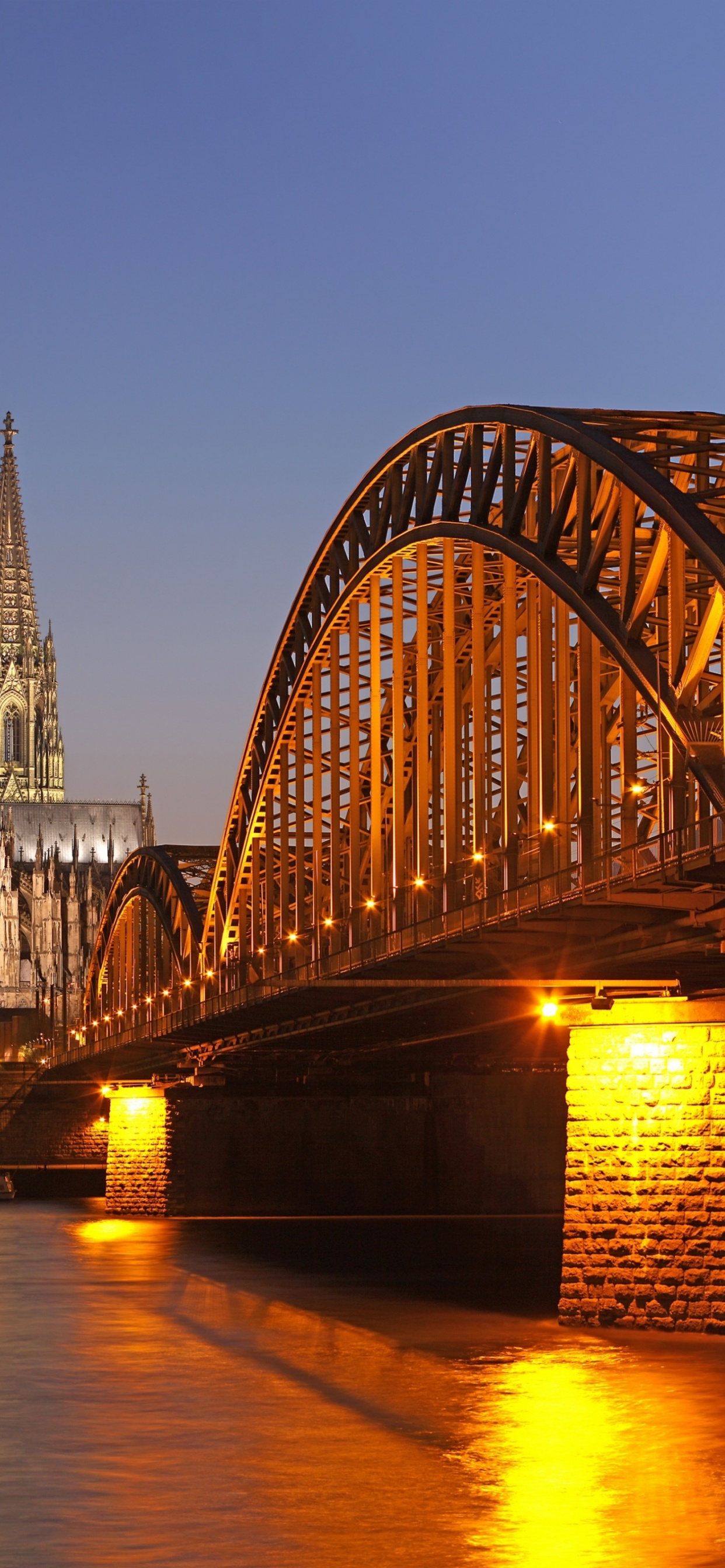 Puente Sobre el Río Durante la Noche. Wallpaper in 1242x2688 Resolution