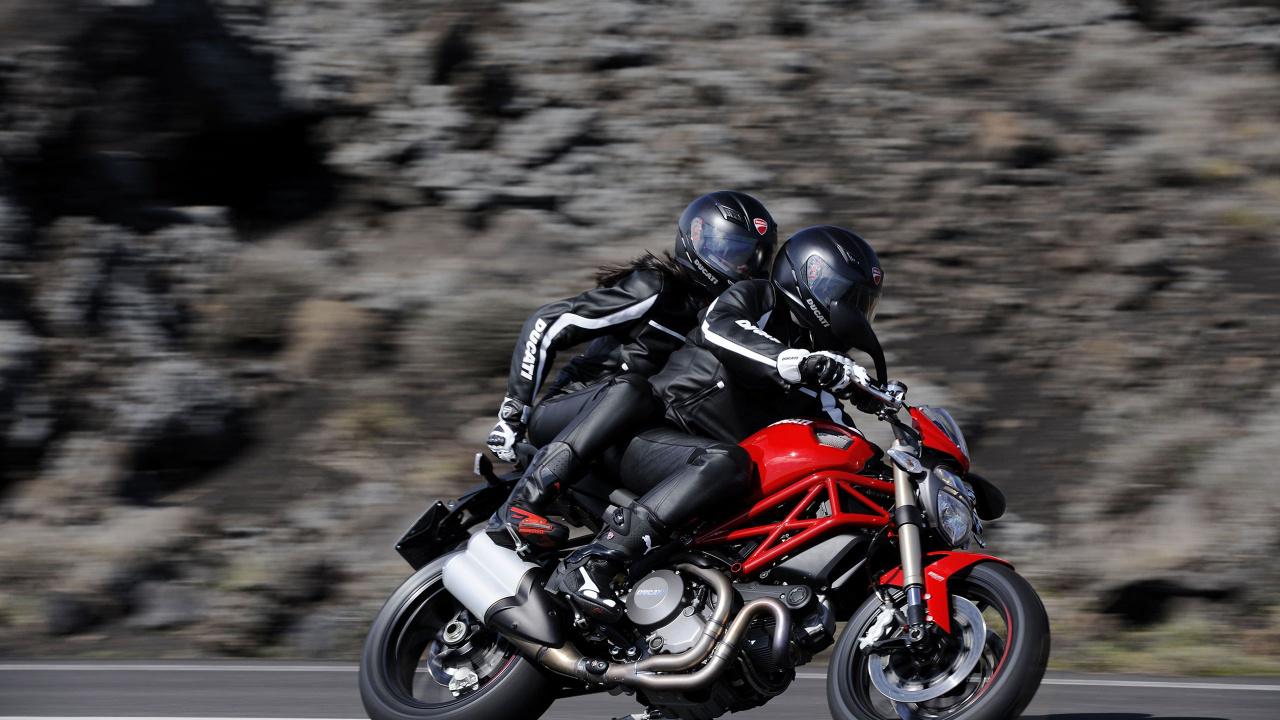 Hombre en Traje de Motocicleta Negro y Rojo Montado en Bicicleta Deportiva Naranja y Negra. Wallpaper in 1280x720 Resolution