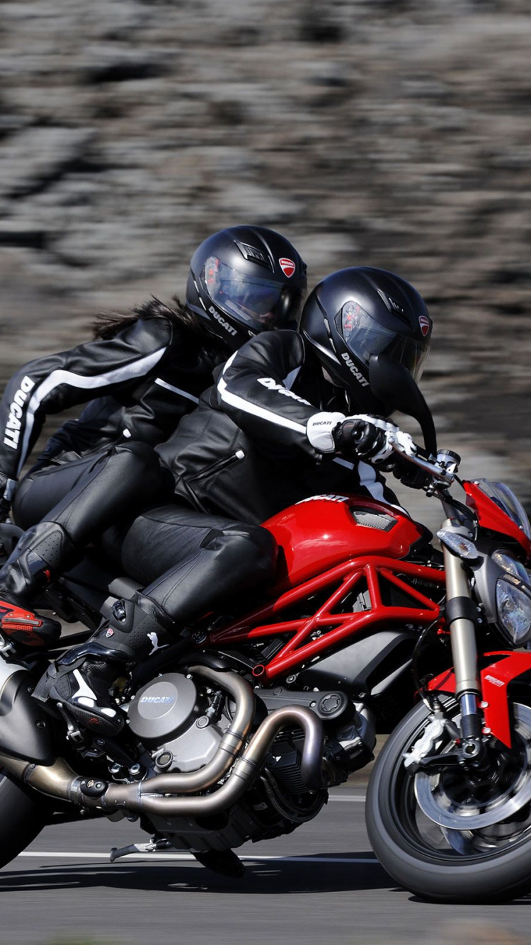 Hombre en Traje de Motocicleta Negro y Rojo Montado en Bicicleta Deportiva Naranja y Negra. Wallpaper in 750x1334 Resolution