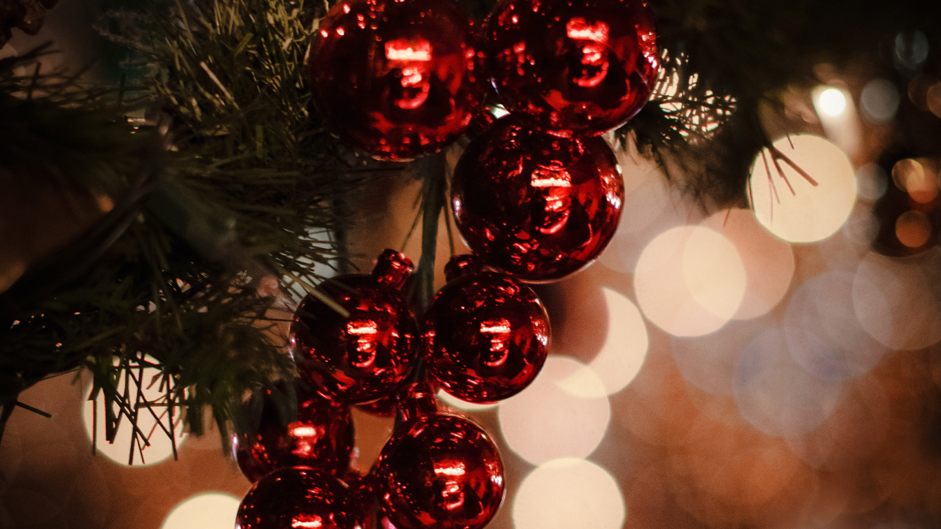 Rot-goldene Weihnachtskugeln. Wallpaper in 1366x768 Resolution