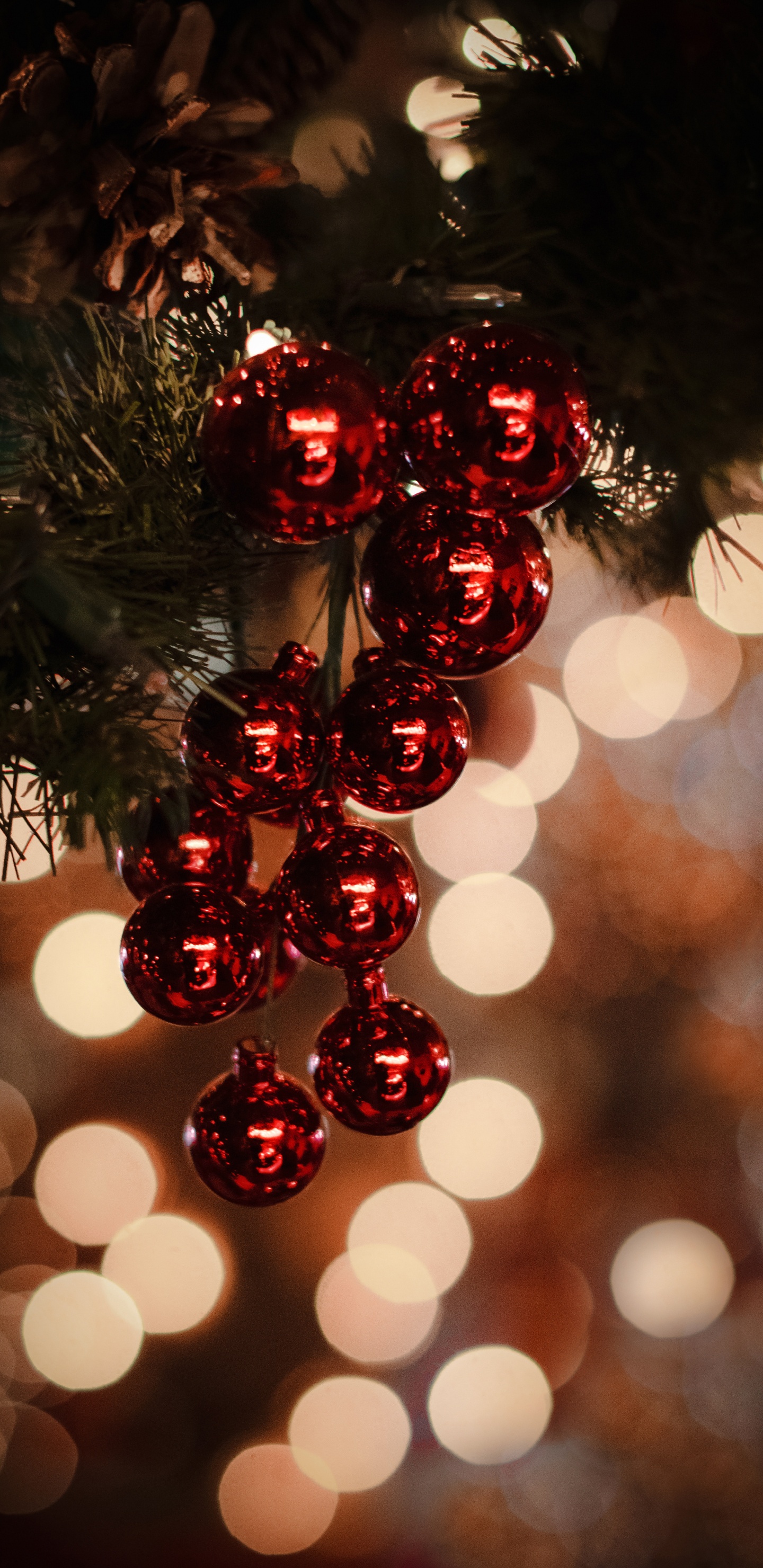 Rot-goldene Weihnachtskugeln. Wallpaper in 1440x2960 Resolution