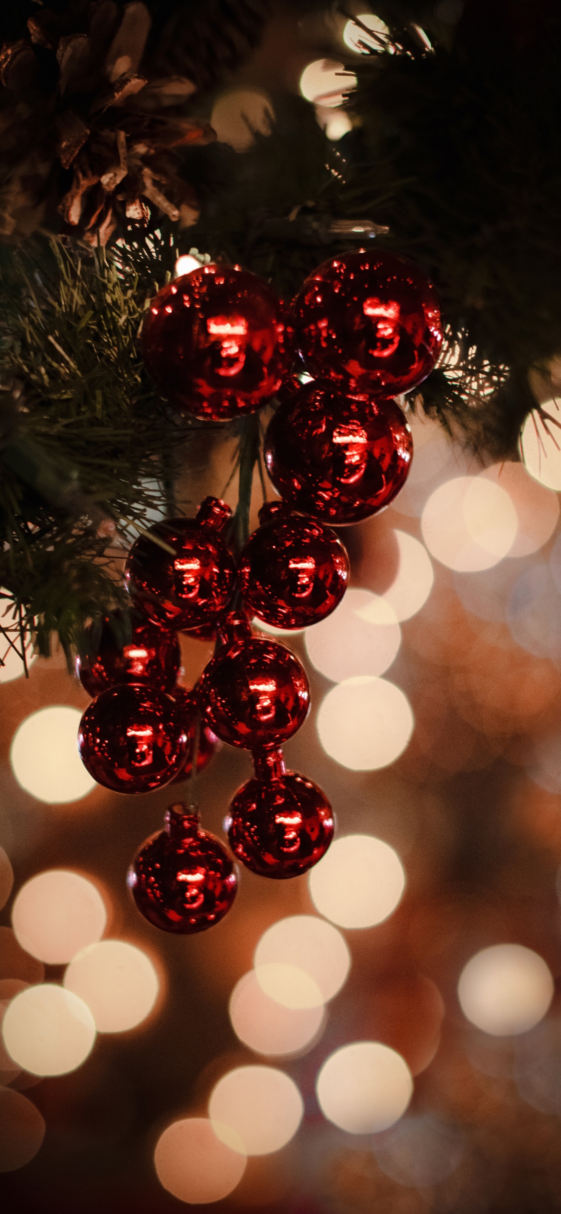 Adornos Navideños Rojos y Dorados. Wallpaper in 1125x2436 Resolution