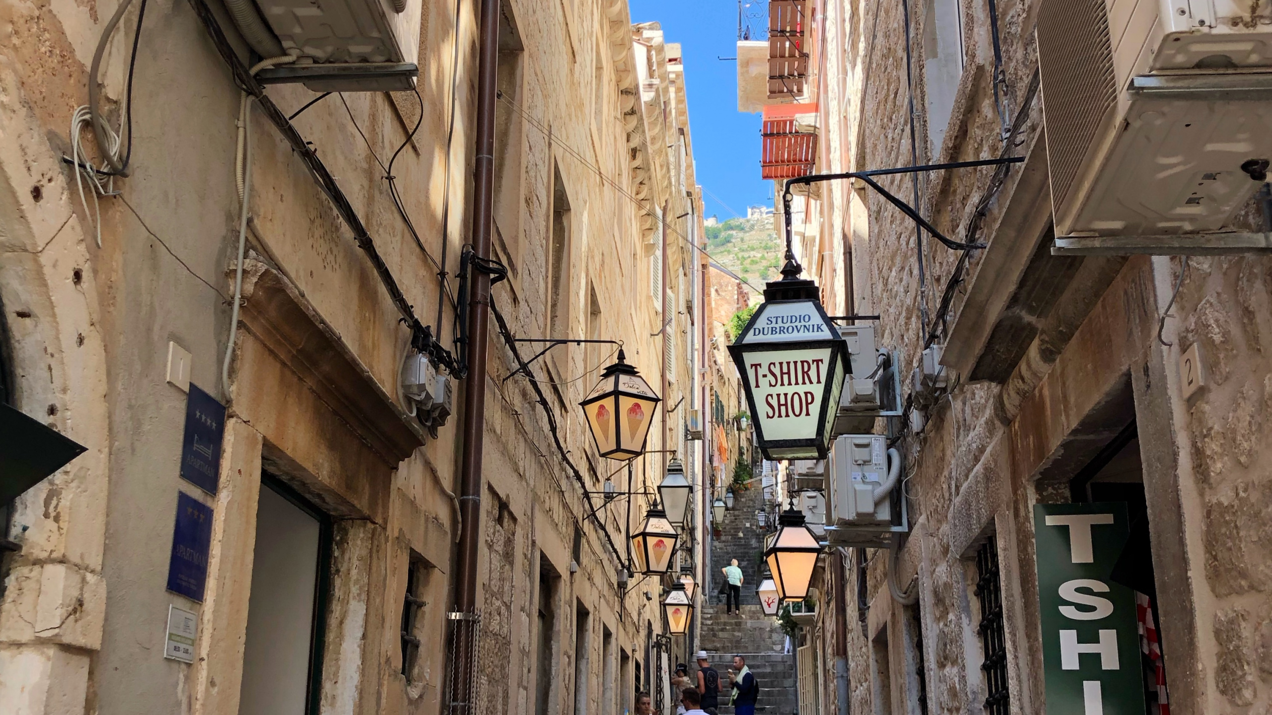 Gasse, Road, Stadt, Nachbarschaft, Street. Wallpaper in 2560x1440 Resolution