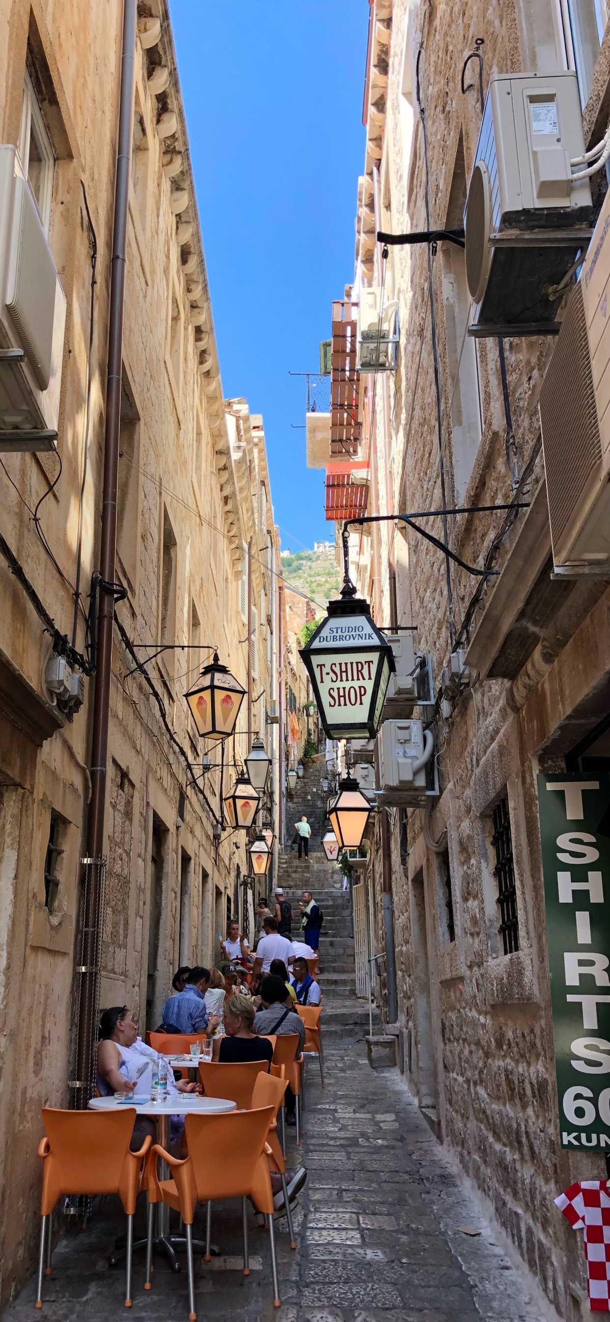 Ruelle, Route, Ville, Quartier, Rue. Wallpaper in 1242x2688 Resolution