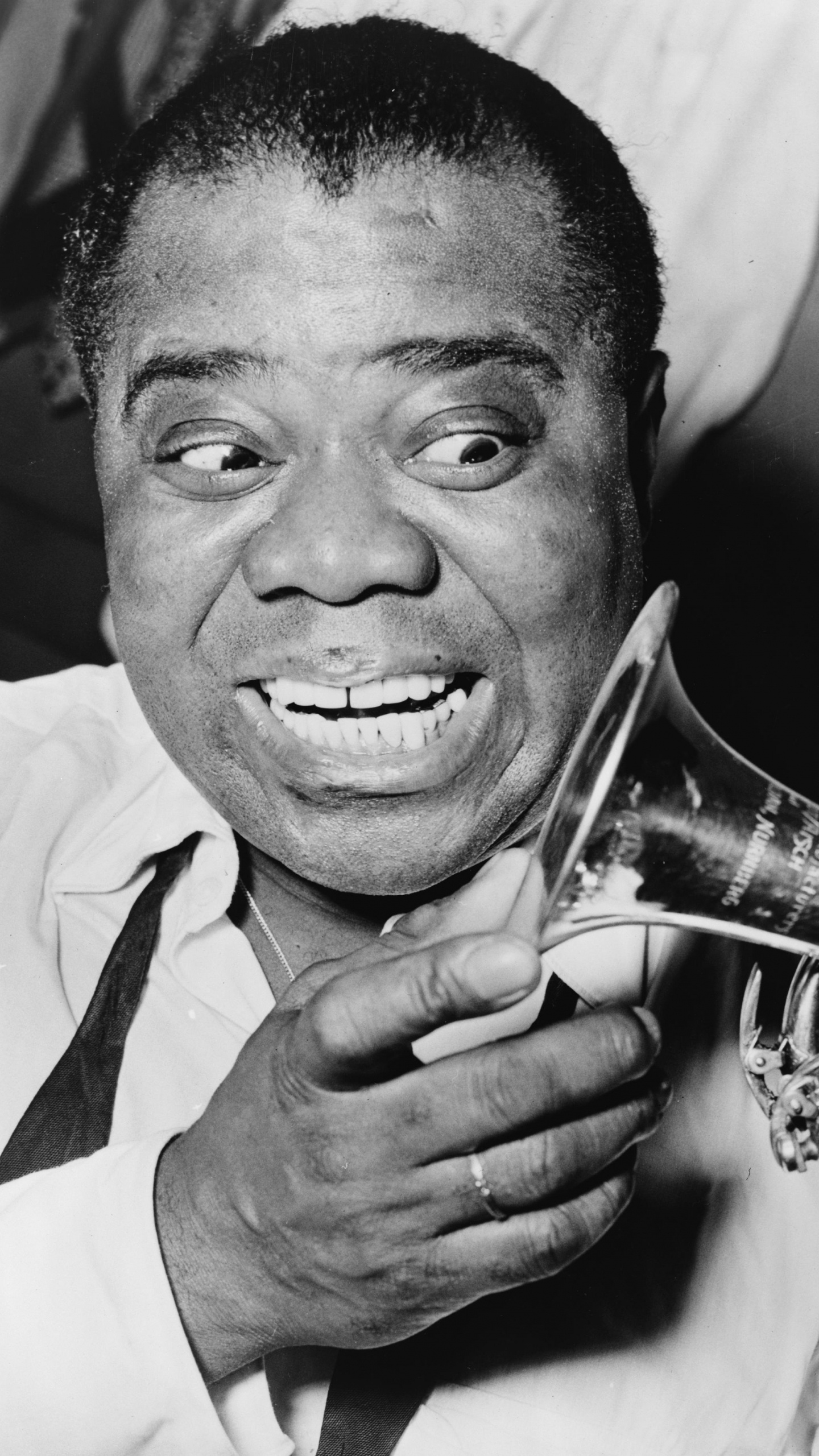 Jazz, Trompete, Lächeln, Monochrome-Modus, Kiefer. Wallpaper in 1440x2560 Resolution