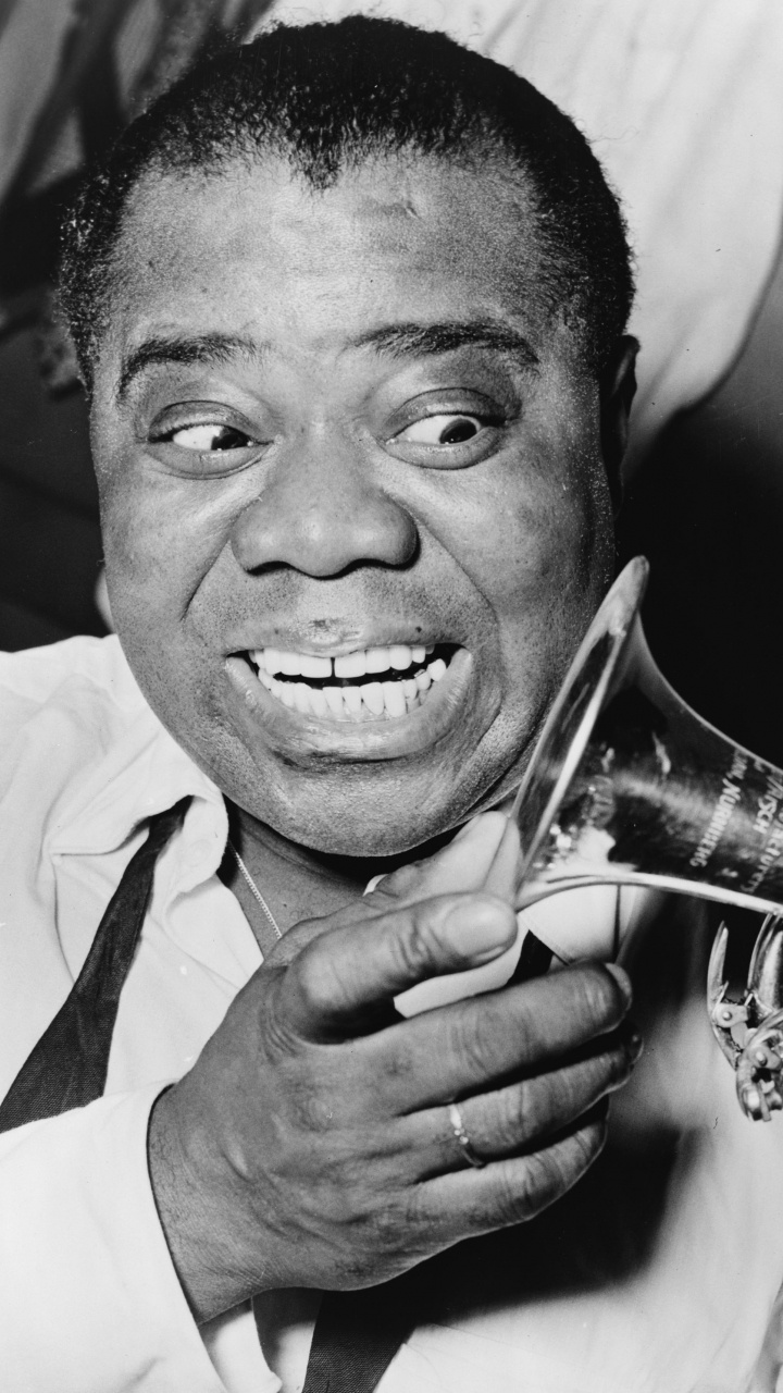 Jazz, Trompete, Lächeln, Monochrome-Modus, Kiefer. Wallpaper in 720x1280 Resolution