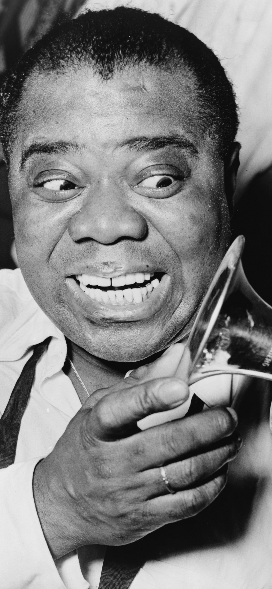 Jazz, Trompeta, Sonrisa, Modo Monocromo, Quijada. Wallpaper in 1125x2436 Resolution