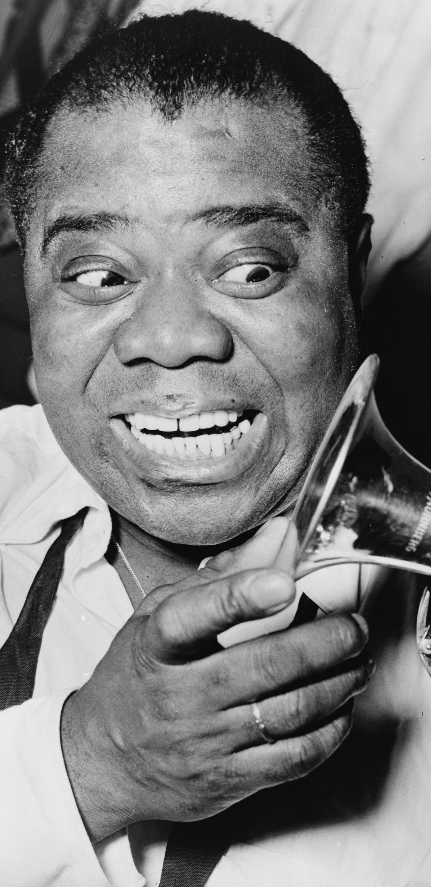 Jazz, Trompeta, Sonrisa, Modo Monocromo, Quijada. Wallpaper in 1440x2960 Resolution