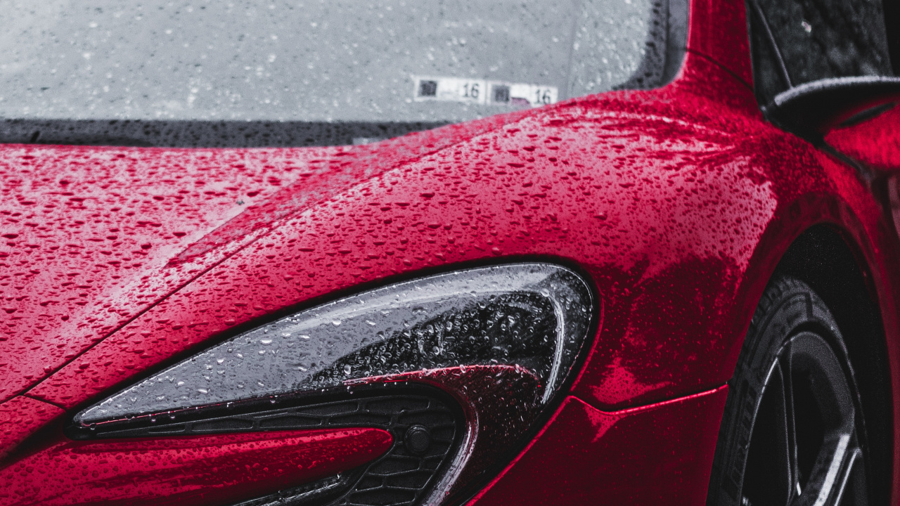 Coche Rojo Sobre la Carretera de Asfalto Gris Durante el Día. Wallpaper in 1280x720 Resolution