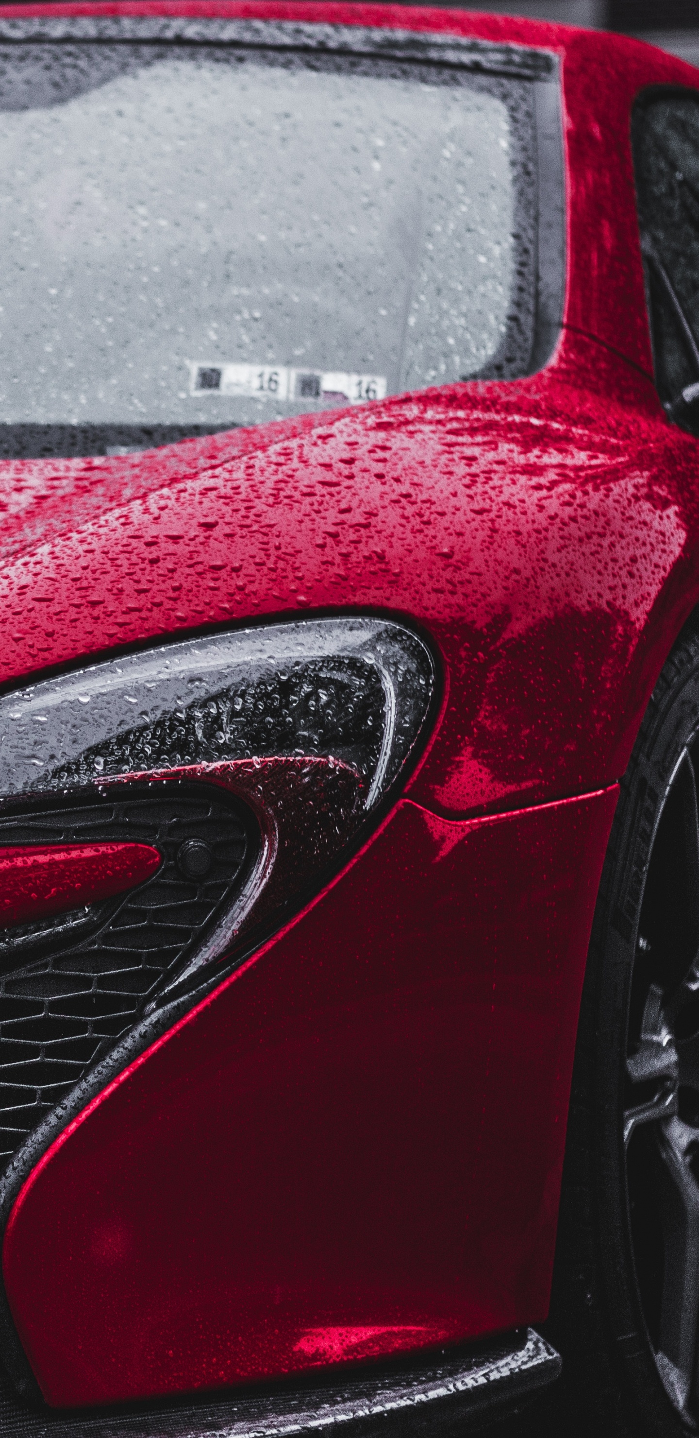 Coche Rojo Sobre la Carretera de Asfalto Gris Durante el Día. Wallpaper in 1440x2960 Resolution