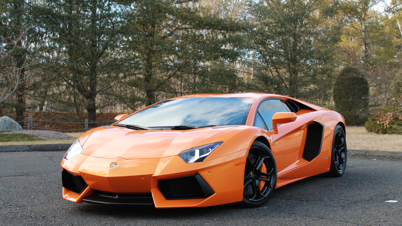 Lamborghini Aventador Naranja Estacionado en la Carretera de Asfalto Negro Durante el Día. Wallpaper in 1280x720 Resolution