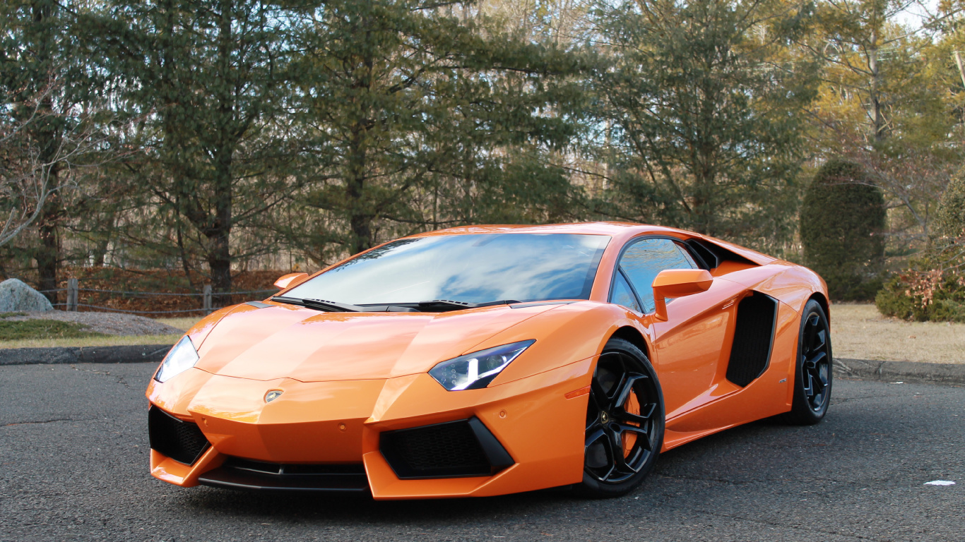 Lamborghini Aventador Naranja Estacionado en la Carretera de Asfalto Negro Durante el Día. Wallpaper in 1366x768 Resolution