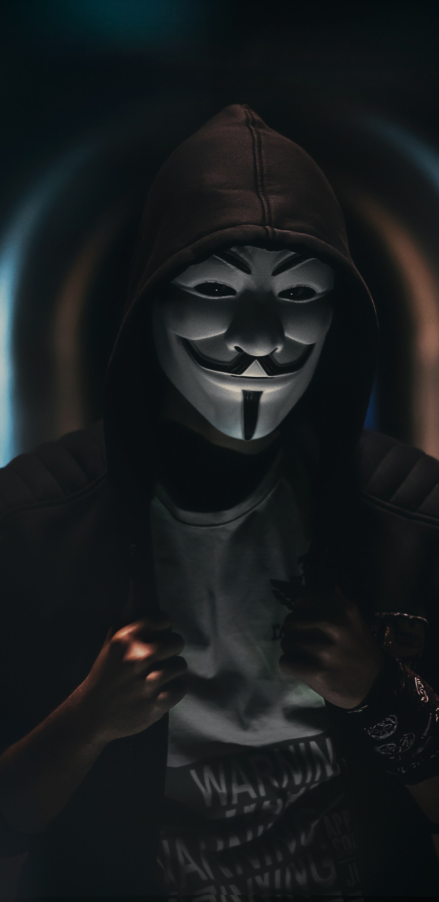 Person, Die Eine Kerl-Fawkes-Maske Trägt. Wallpaper in 1440x2960 Resolution