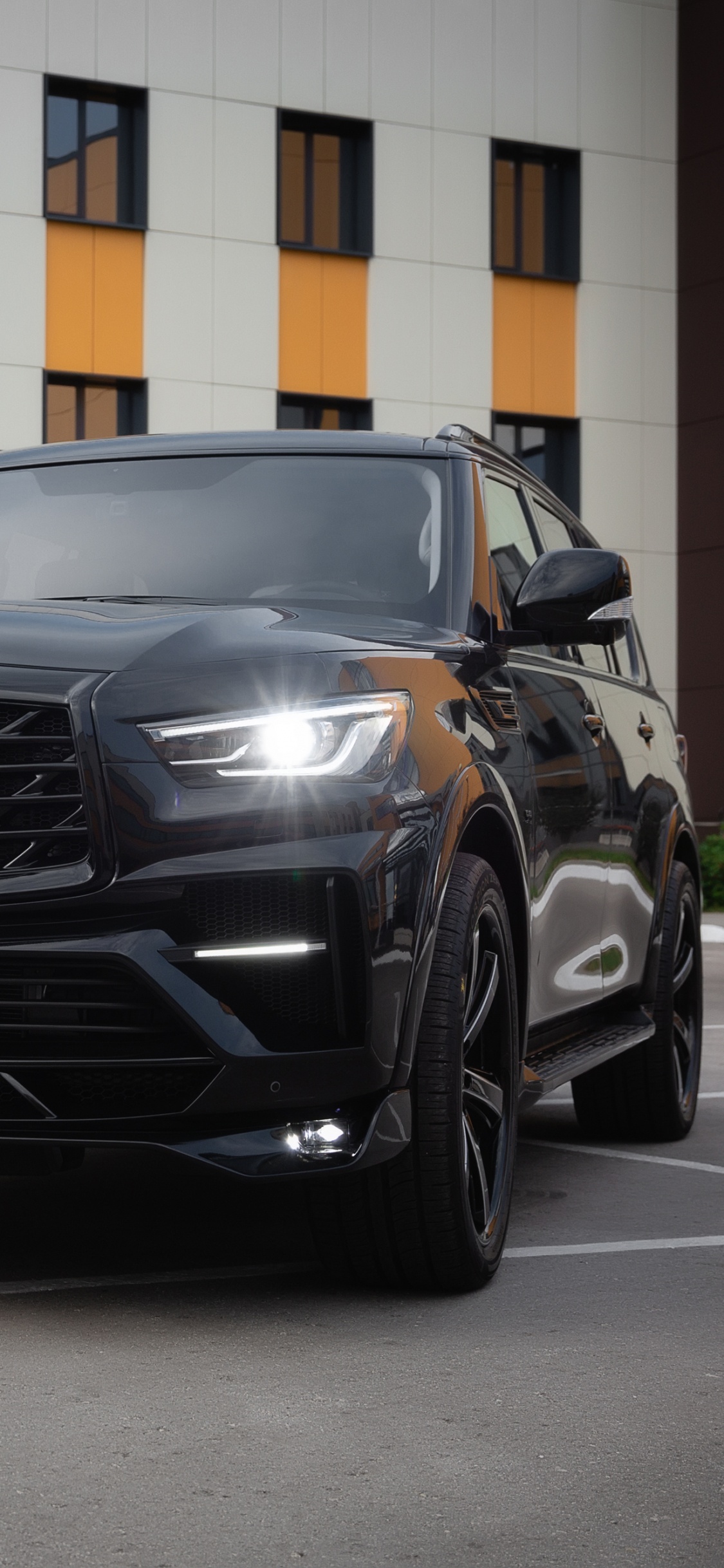 Voiture Mercedes Benz Noire Sur Route Pendant la Journée. Wallpaper in 1125x2436 Resolution