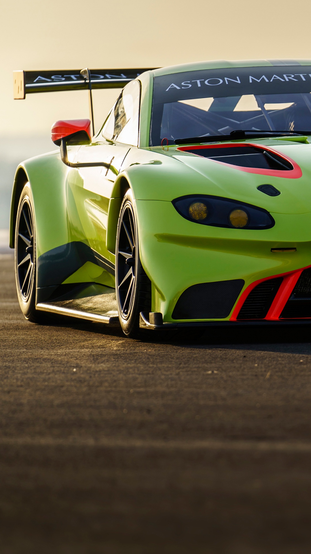 Rot-weißer Porsche 911 Unterwegs. Wallpaper in 1080x1920 Resolution