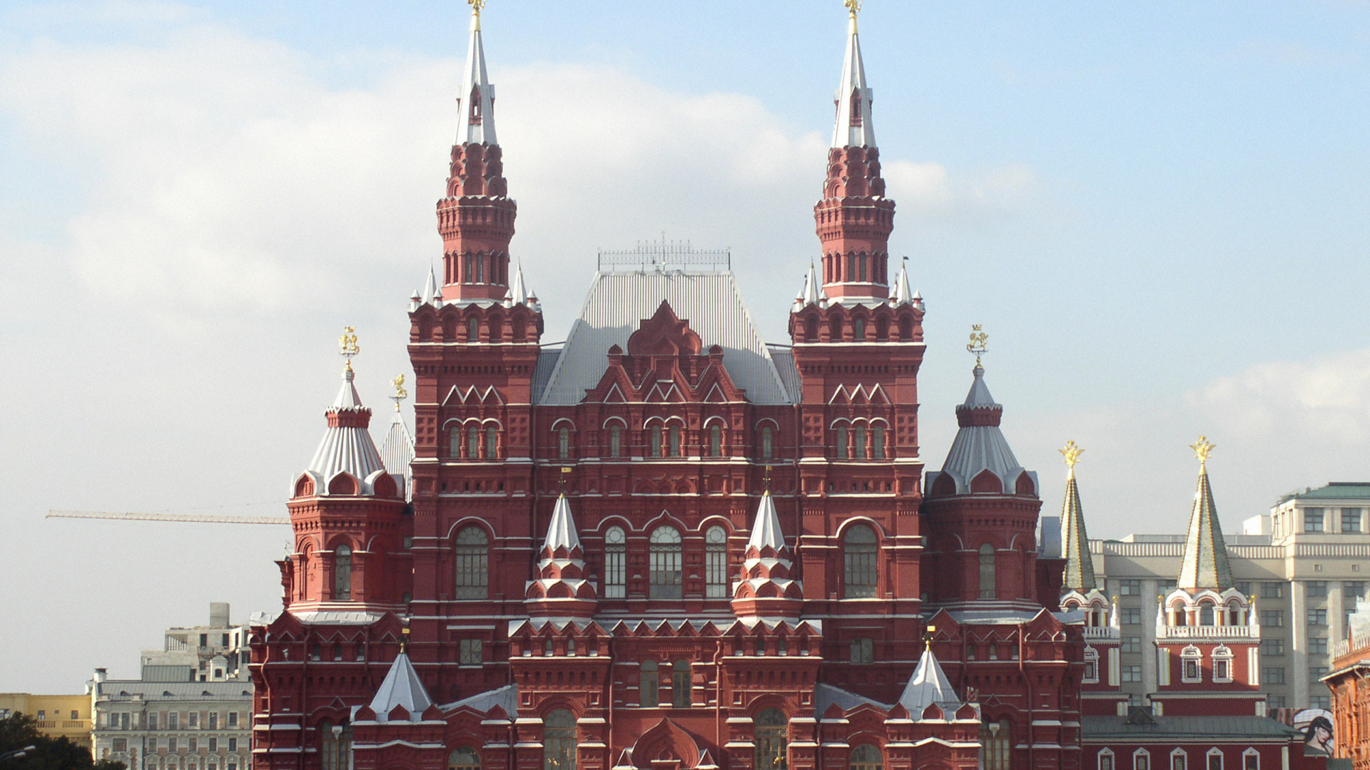 Gente Caminando en la Calle Cerca Del Edificio de Hormigón Rojo y Blanco Durante el Día. Wallpaper in 1920x1080 Resolution
