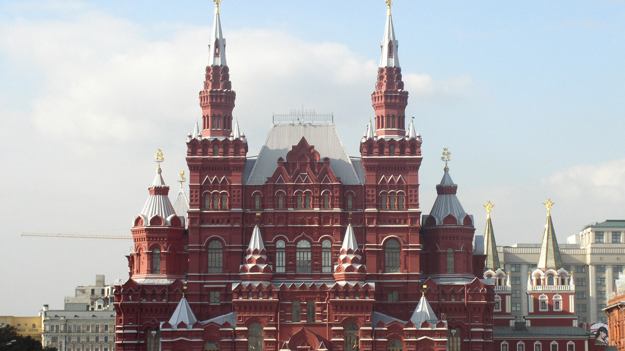 Menschen, Die Tagsüber Auf Der Straße in Der Nähe Des Roten Und Weißen Betongebäudes Gehen. Wallpaper in 1280x720 Resolution