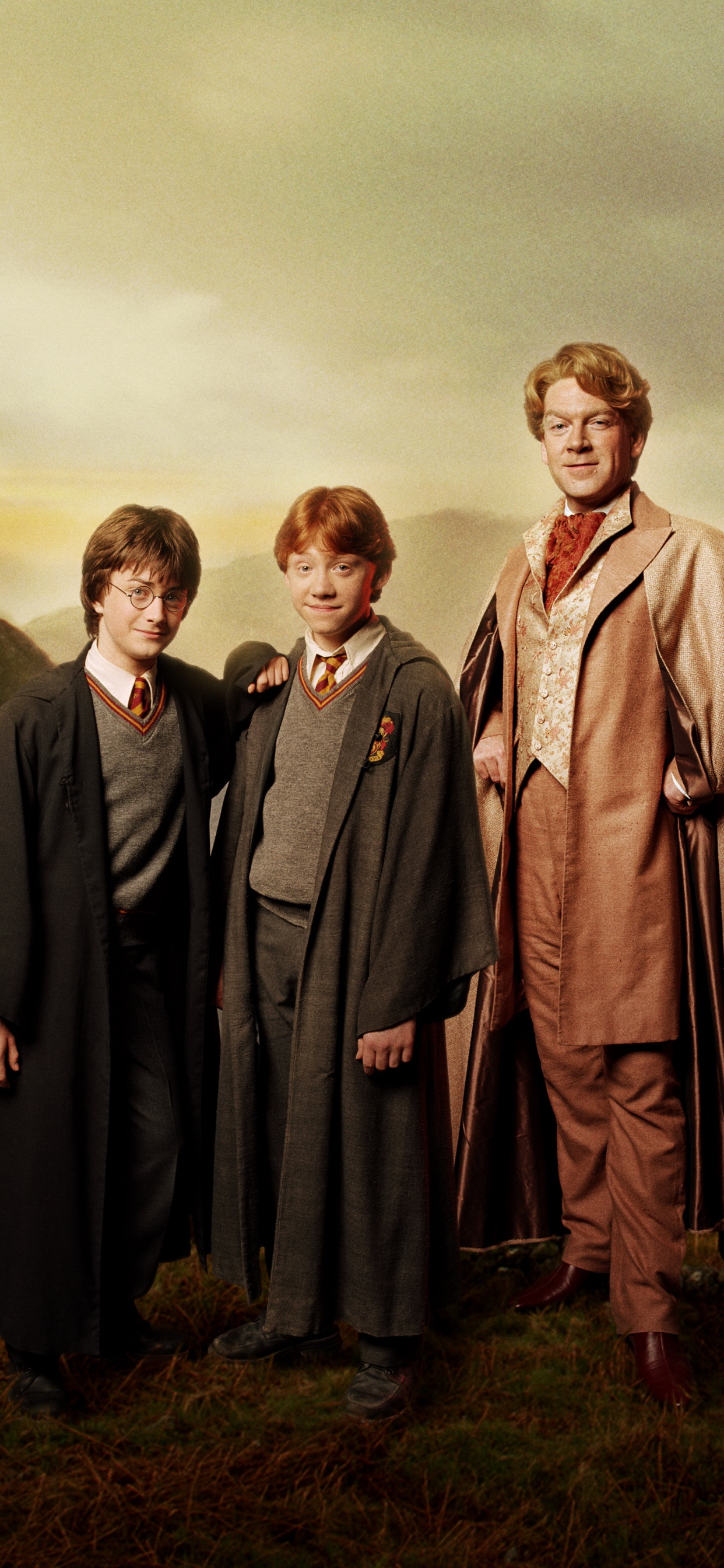 Hombre Con Túnica Negra de Pie Junto a Una Mujer Con Túnica Marrón. Wallpaper in 1242x2688 Resolution