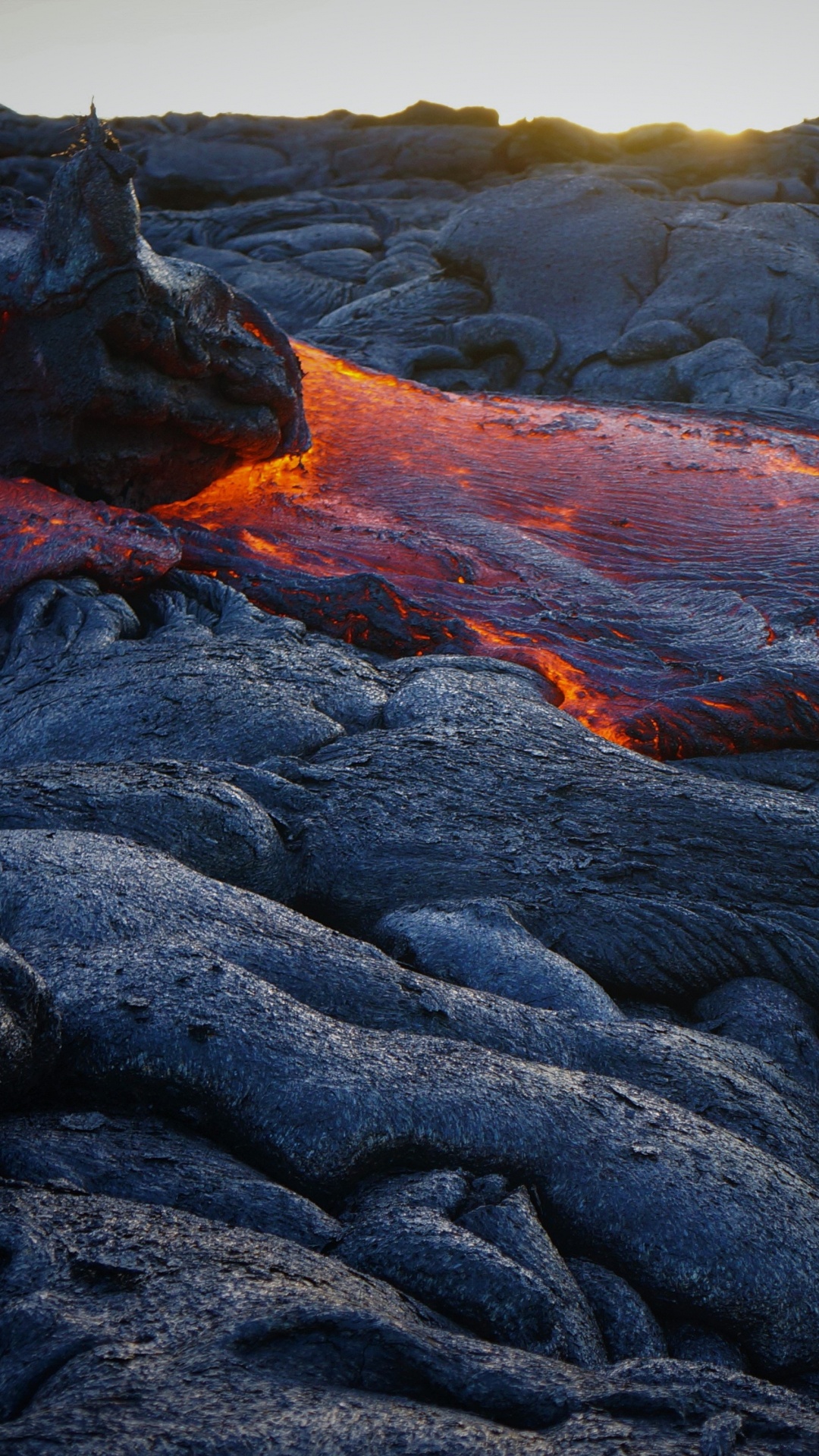 Braune Und Schwarze Felsformation. Wallpaper in 1080x1920 Resolution