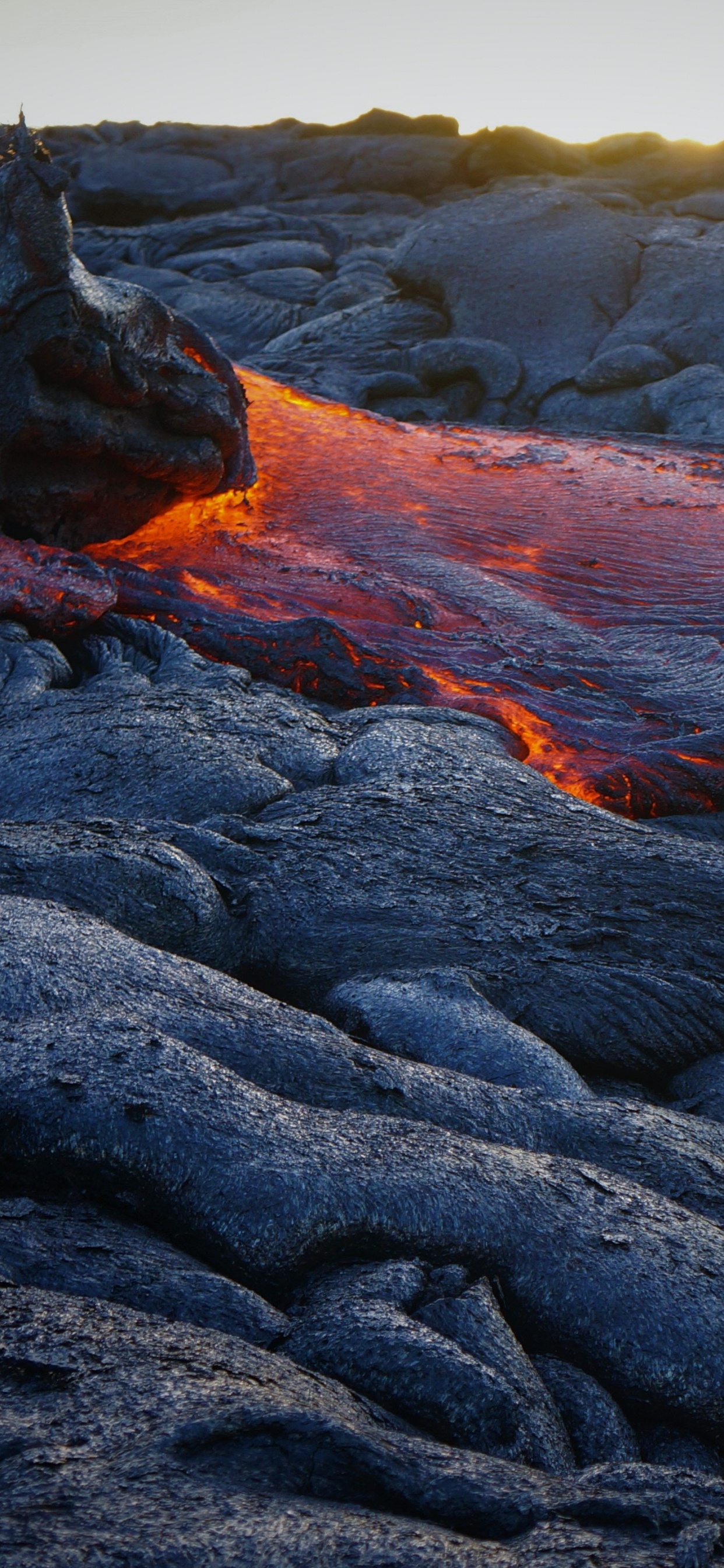 Braune Und Schwarze Felsformation. Wallpaper in 1242x2688 Resolution