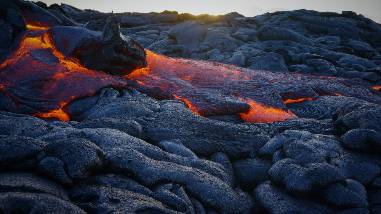 Braune Und Schwarze Felsformation. Wallpaper in 1280x720 Resolution