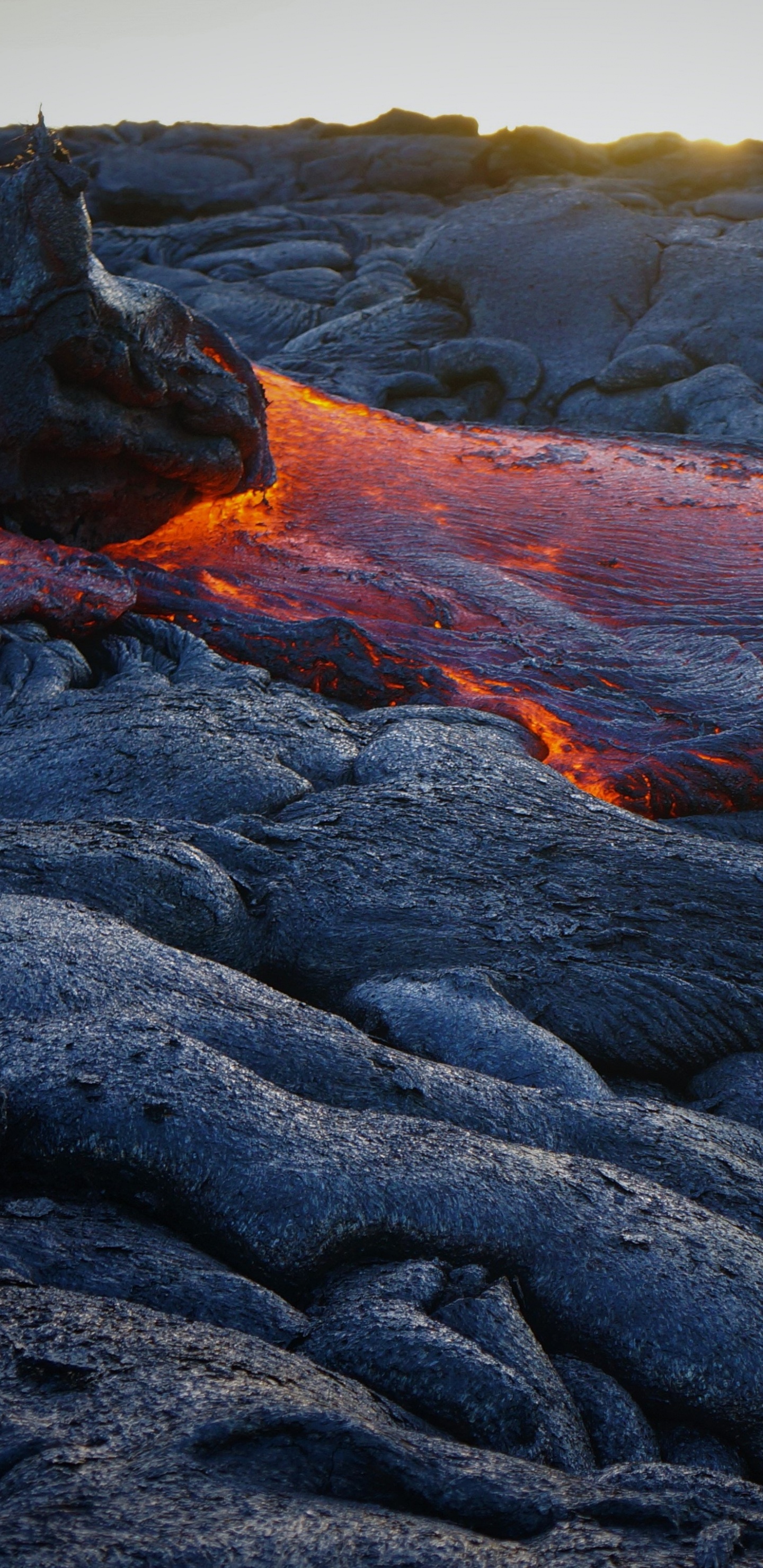 Braune Und Schwarze Felsformation. Wallpaper in 1440x2960 Resolution