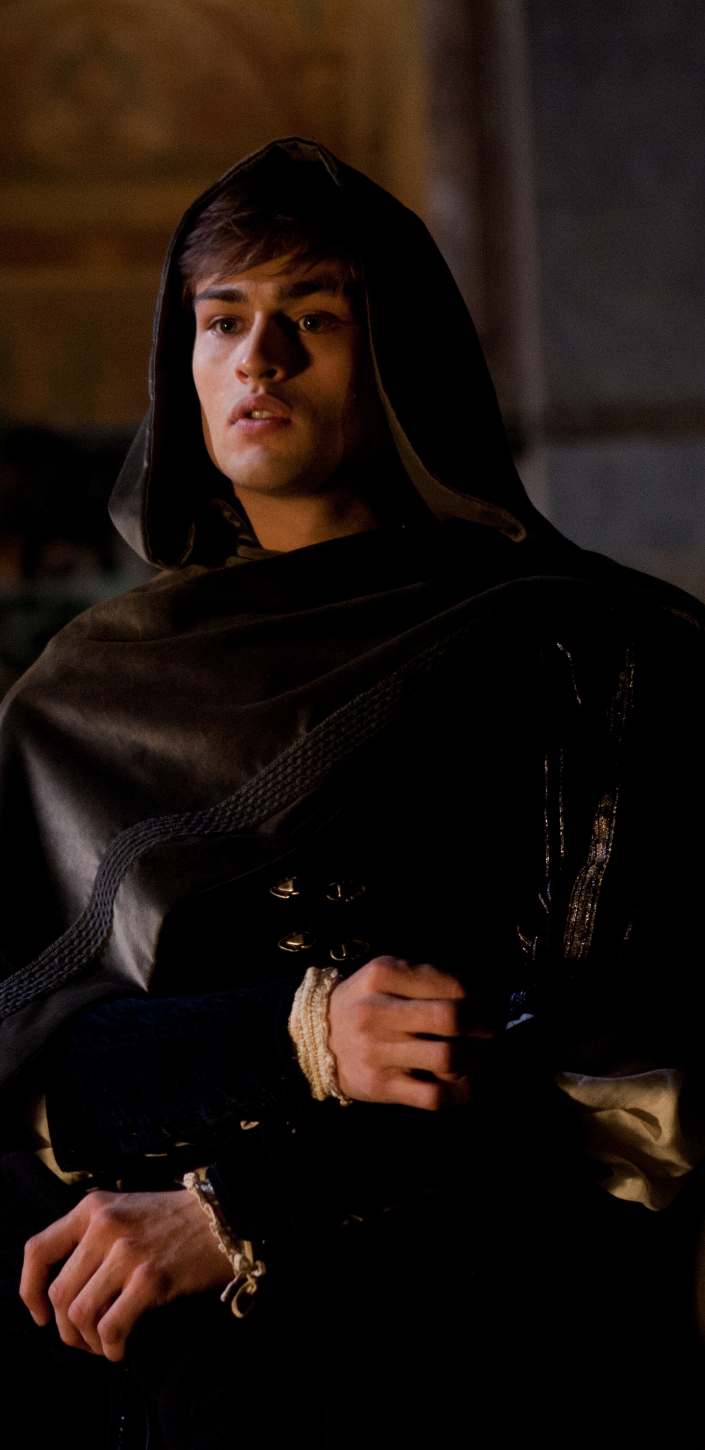 Femme en Hijab Noir Debout. Wallpaper in 1440x2960 Resolution