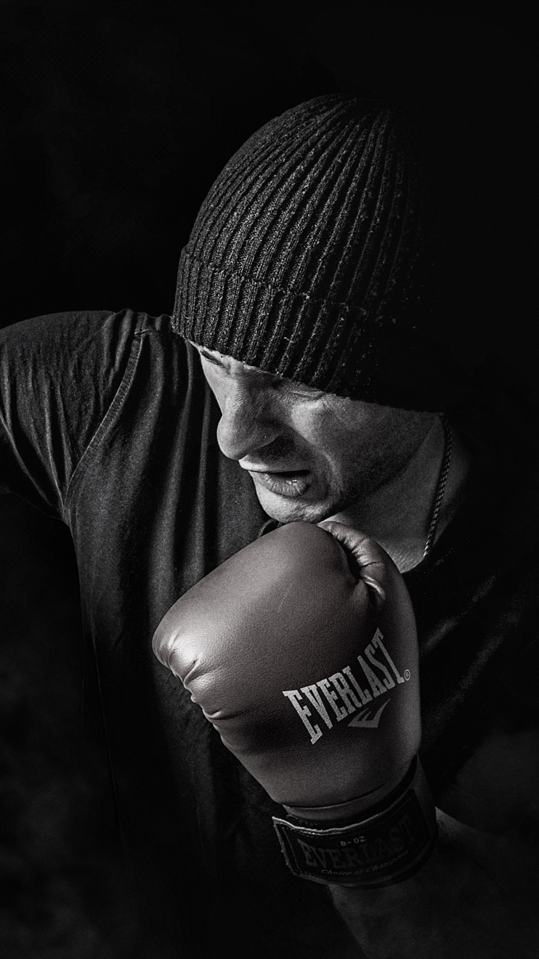 Personne Portant Une Casquette en Tricot Gris et Une Chemise à Manches Longues à Rayures Noires et Blanches. Wallpaper in 1080x1920 Resolution