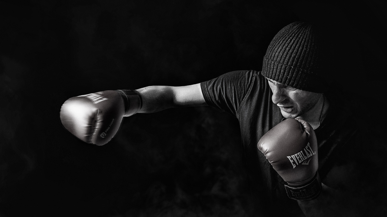 Personne Portant Une Casquette en Tricot Gris et Une Chemise à Manches Longues à Rayures Noires et Blanches. Wallpaper in 1280x720 Resolution