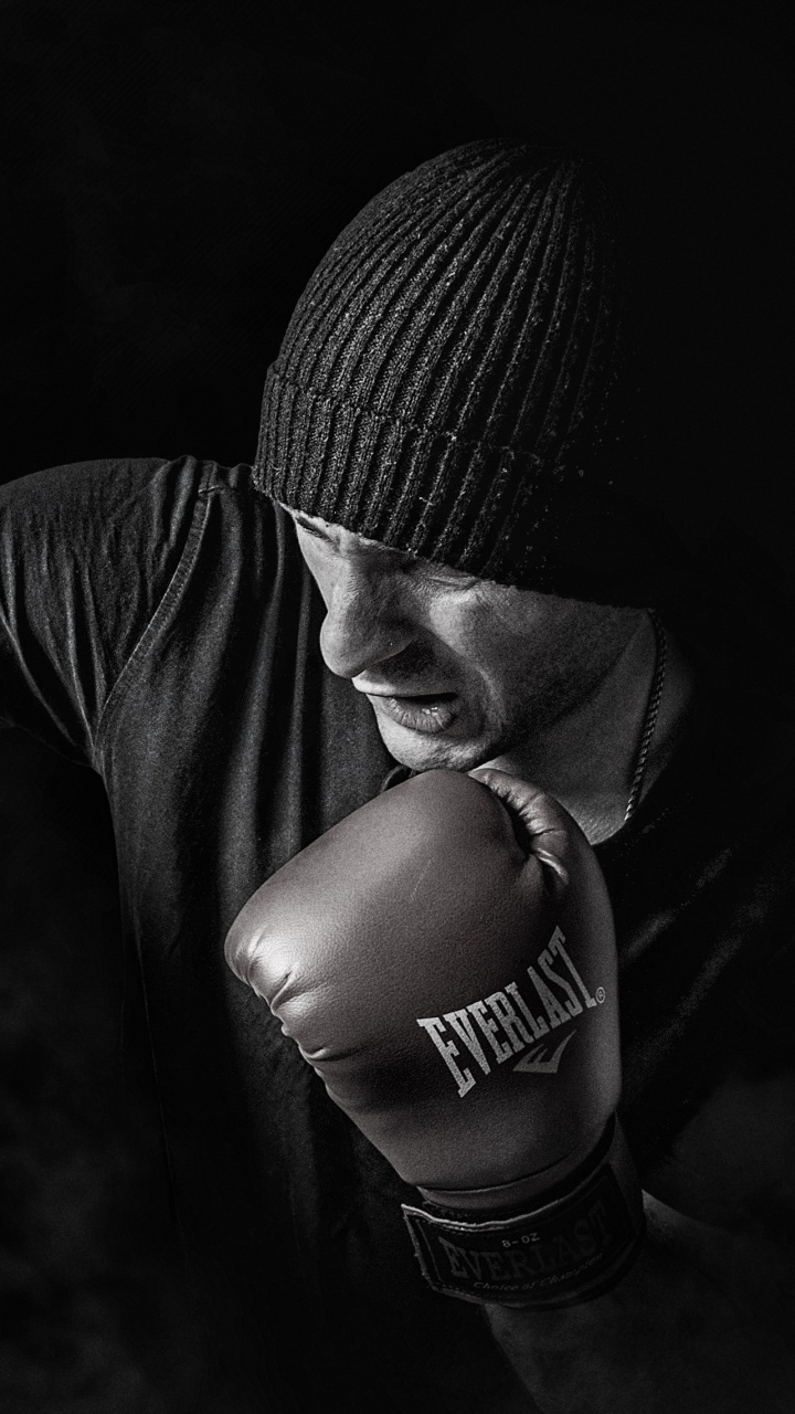 Person Mit Grauer Strickmütze Und Schwarz-weiß Gestreiftem Langarmhemd. Wallpaper in 720x1280 Resolution