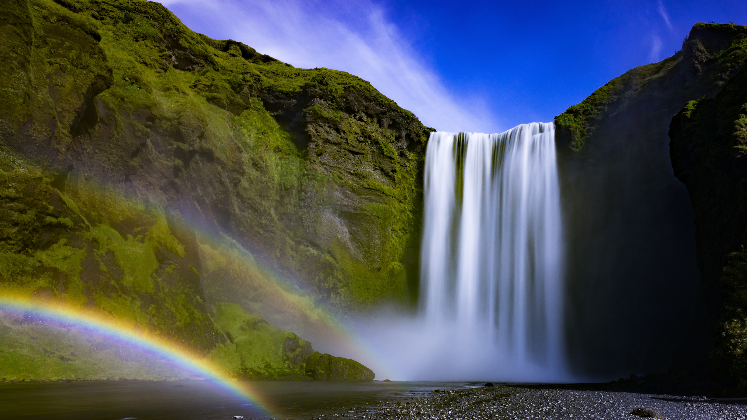 el Agua Cae Bajo el Cielo Azul Durante el Día. Wallpaper in 2560x1440 Resolution