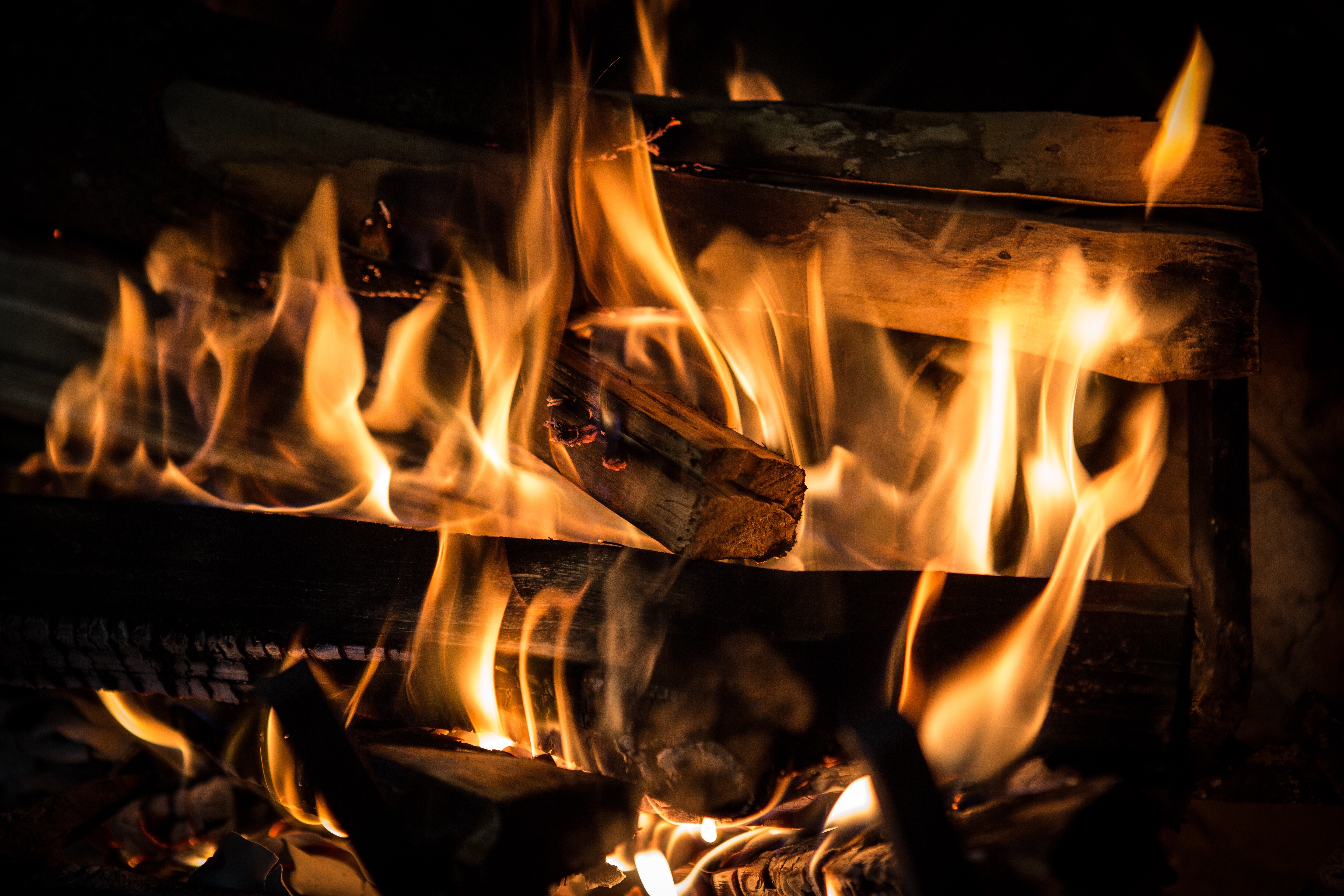 Kostenlose Hintergrundbilder Brennendes Holz Auf Der Feuerstelle Bilder Fur Ihren Desktop Und Fotos