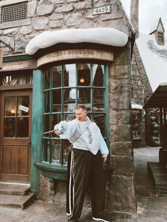 Fenster, Stehend, Tür, Anzughose, Dach. Wallpaper in 3025x4032 Resolution