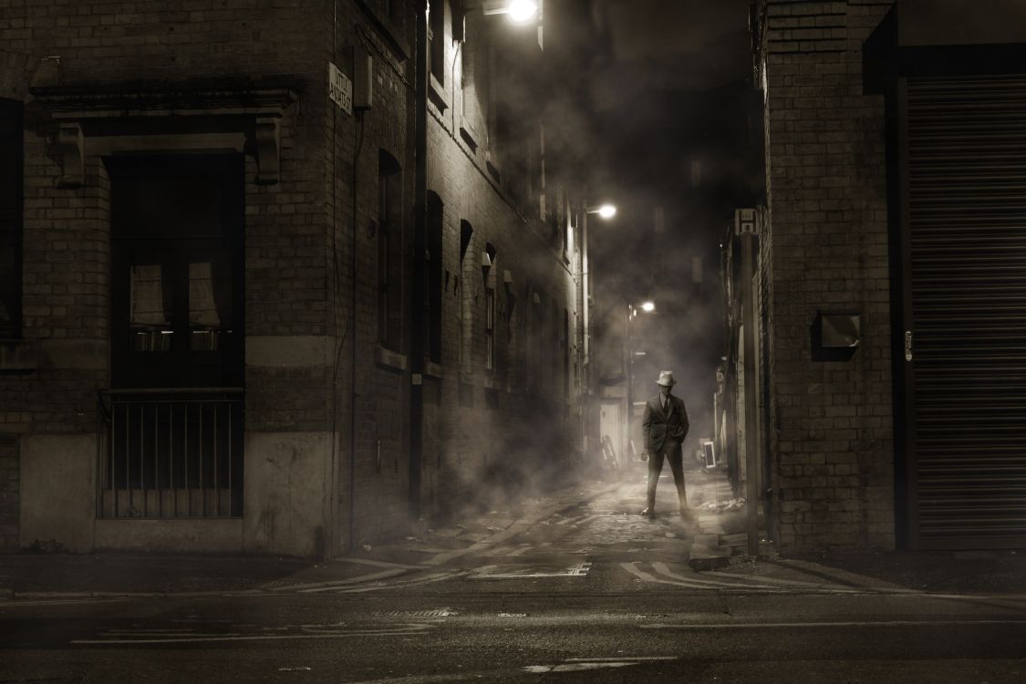 Homme en Veste Noire Marchant Dans la Rue Pendant la Nuit. Wallpaper in 3456x2304 Resolution
