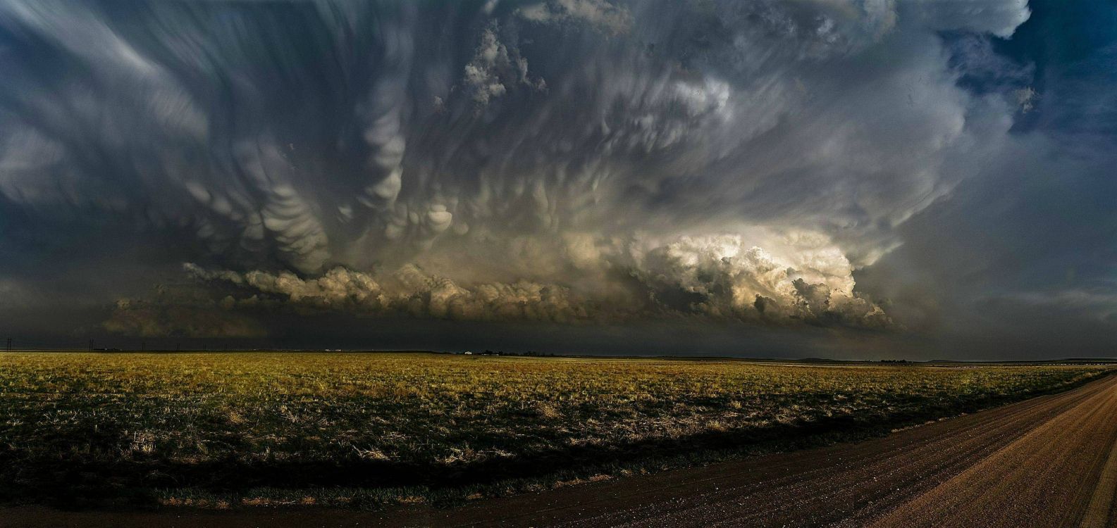 Nuages Blancs Sur le Terrain. Wallpaper in 3330x1575 Resolution