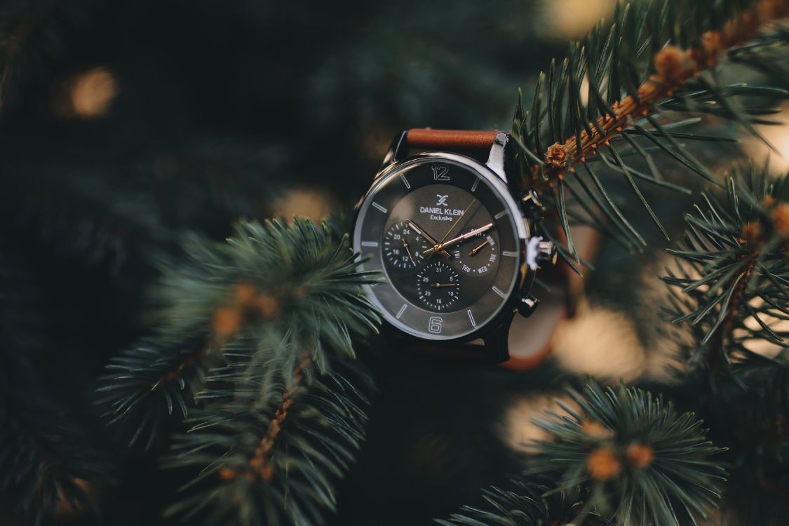 Person, Die Eine Silberne Runde Chronographenuhr Hält. Wallpaper in 3936x2624 Resolution