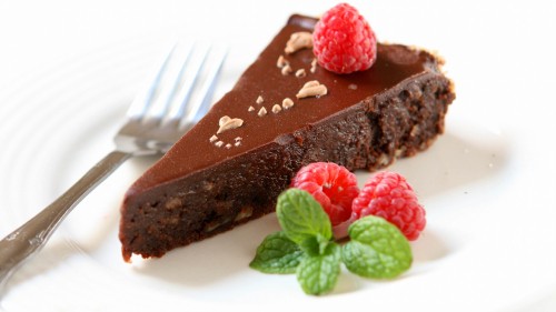 Image chocolate cake with strawberry on white ceramic plate