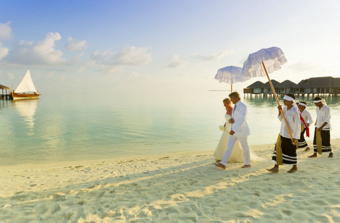 Mujer Con Vestido Blanco Sosteniendo Paraguas Caminando Por la Playa Durante el Día. Wallpaper in 4660x3056 Resolution