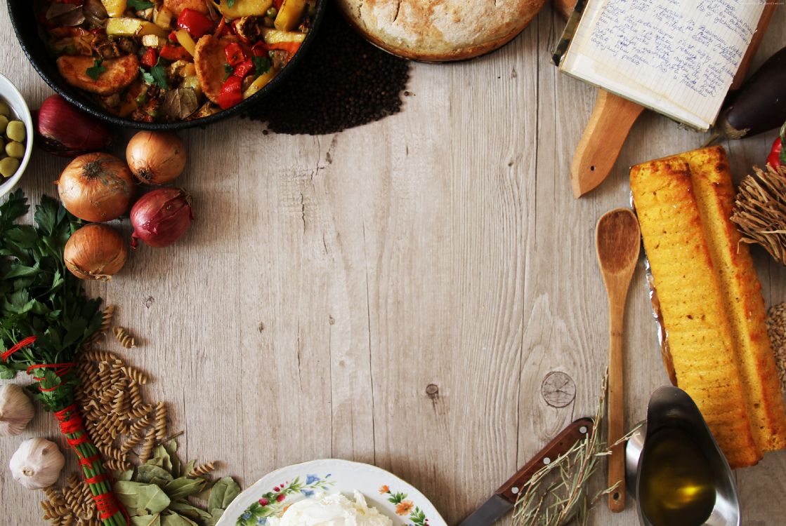 Pain Tranché Sur Une Assiette en Céramique Florale Blanche et Bleue à Côté D'une Louche en Bois Marron. Wallpaper in 3830x2565 Resolution