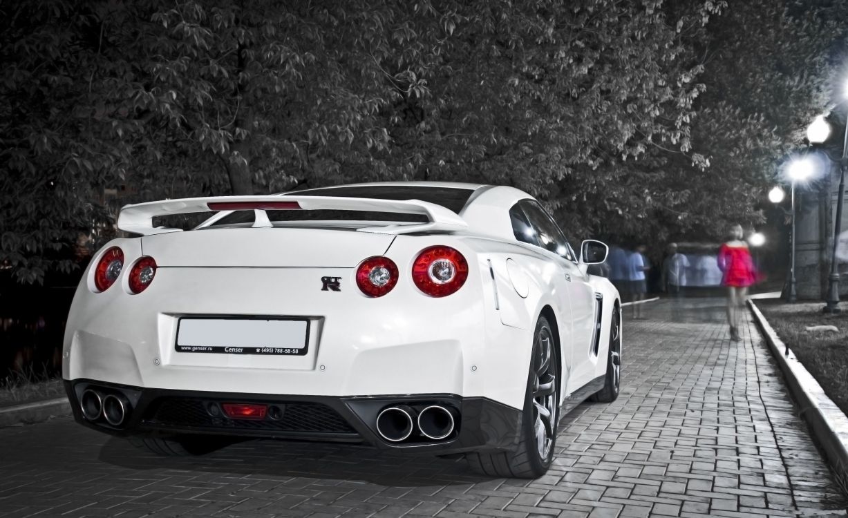 Porsche 911 Blanco Sobre Superficie Negra y Gris. Wallpaper in 2560x1564 Resolution