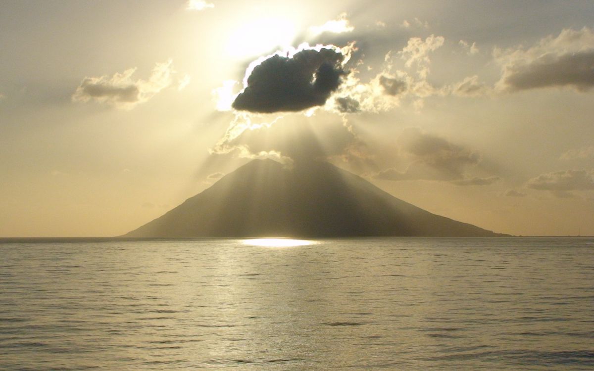 Nuages Blancs Au-dessus de la Montagne. Wallpaper in 2560x1600 Resolution