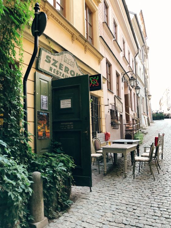 Gasse, Fenster, Nachbarschaft, Stadt, Street. Wallpaper in 3024x4032 Resolution
